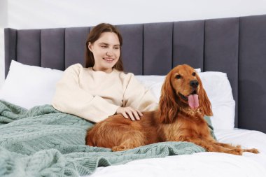 Evcil hayvan dostu otel. Kadın ve sevimli köpeği içeride.