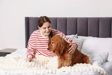 Evcil hayvan dostu otel. Kadın ve sevimli köpeği içeride.