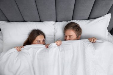 Evde yatakta uzanmış güzel bir çift.