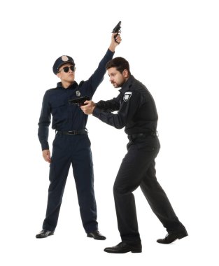 Beyaz arka planda silahlı üniformalı polisler.