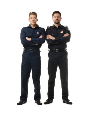 Beyaz arka planda poz veren üniformalı polisler.