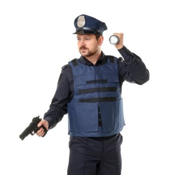 Beyaz arka planda silah ve el feneri olan üniformalı bir polis.