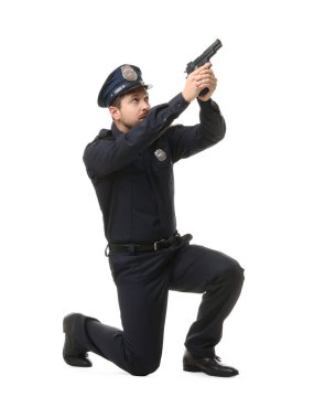 Beyaz arka planda silahlı üniformalı bir polis.