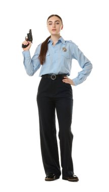 Beyaz arka planda silahı olan üniformalı genç bir kadın polis.
