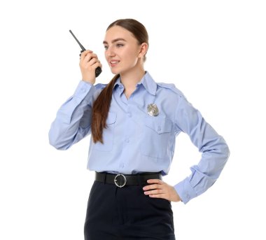 Beyaz arka planda telsizi olan üniformalı genç bir kadın polis.