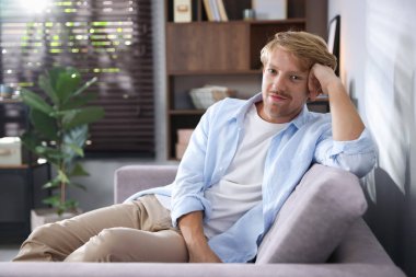 Evde koltukta oturan adam portresi