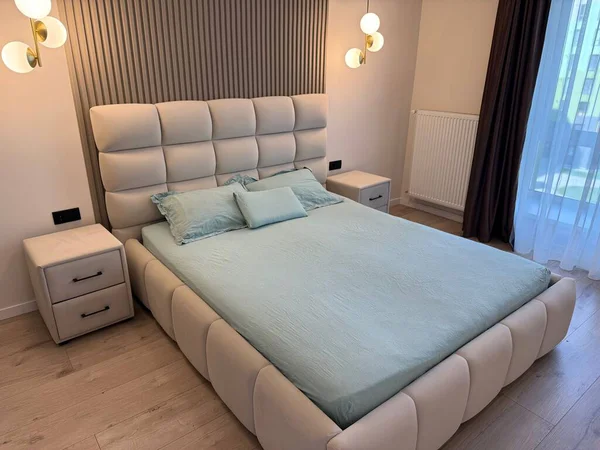 Şık bir yatak odası. Rahat büyük bir yatak odası ve parlak lambalar.