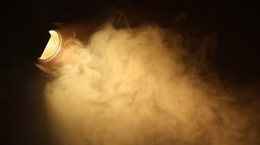 Yansıtıcı olmadan profesyonel ışıklandırma ekipmanları ve karanlık arka planda akan duman