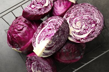 Gri masanın üstünde kırmızı lahanalar var.