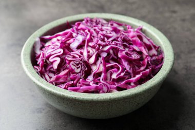 Gri masada, kasede kırmızı lahana, yakın plan.