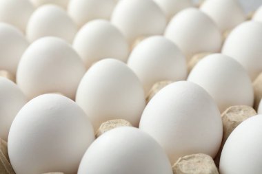 Yumurta kutusunda çiğ tavuk yumurtası, yakın plan.