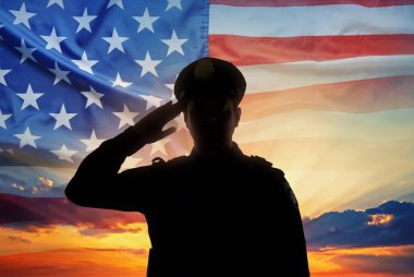 Polis gücü. Üniformalı bir adam gökyüzüne selam veriyor, ABD bayrağıyla çifte çekim yapıyor.