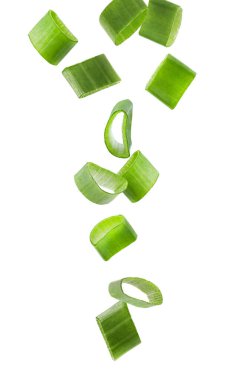 Taze kesilmiş yeşil soğan beyaz arkaplana düşüyor