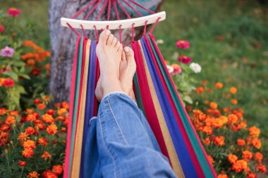 Hamakta dinlenen yaşlı kadın, yakın plan.