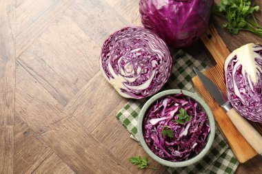 Taze kırmızı lahana, maydanoz ve tahta masa üzerinde bıçak, düz. Metin için boşluk