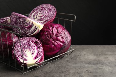 Gri masada kırmızı lahanaların hepsini kes, yakın plan. Metin için boşluk