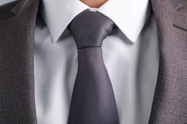 Takım elbiseli şık kravatlı adam, yakın plan.