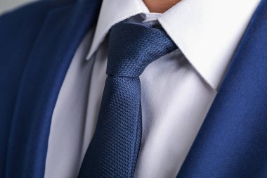 Takım elbiseli şık kravatlı adam, yakın plan.