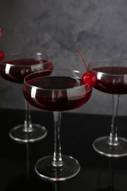 Aynanın yüzeyinde garnitürlü lezzetli kokteyller, yakın plan.