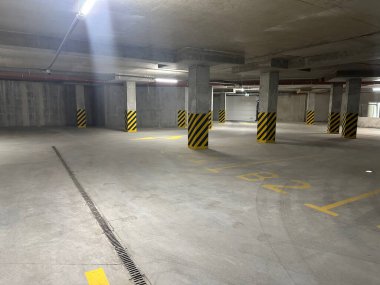 Özel park yerleri olan boş yer altı manzarası