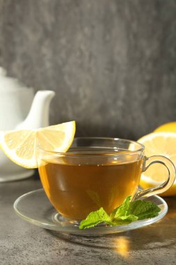 Limonlu ve nane şekerli yeşil çay, yakın plan.