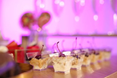 Açık büfe menüsü. Masada leziz tatlılar, seçici odaklanma. Metin için boşluk