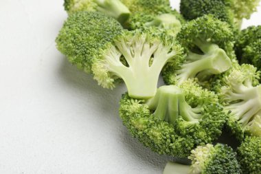 Açık dokulu masada taze çiğ brokoli, yakın plan.