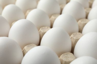 Yumurta kutusunda çiğ tavuk yumurtası, yakın plan.