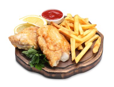 İngiliz Geleneksel Balık ve patates kızartması soslu ve limonlu beyaz üzerine izole edilmiş.