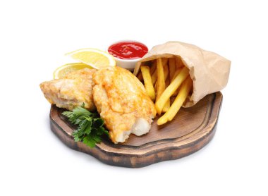 İngiliz Geleneksel Balık ve patates kızartması soslu ve limonlu beyaz üzerine izole edilmiş.