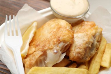 Limon ve soslu İngiliz Geleneksel Balık ve patates kızartması, yakın plan.