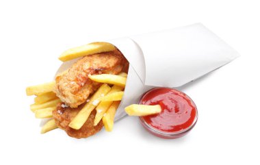 Beyaz soslu geleneksel İngiliz Balık ve patates kızartması.