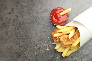 İngiliz Geleneksel Balık ve patates kızartması. Gri masada, düz yerde. Metin için boşluk