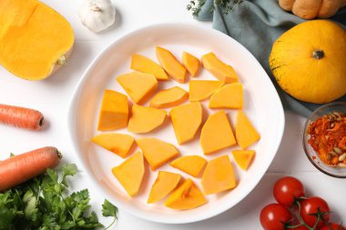 Taze balkabakları ve malzemeler beyaz ahşap masada, düz yatıyordu.
