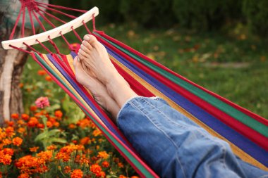 Hamakta dinlenen yaşlı kadın, yakın plan.