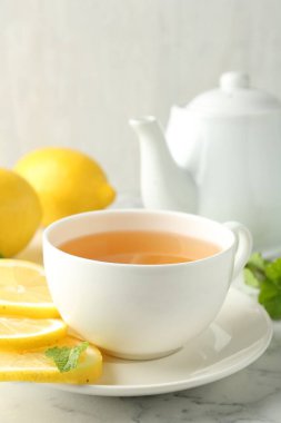 Beyaz mermer masada limonlu ve naneli Aromatik çay, yakın plan.