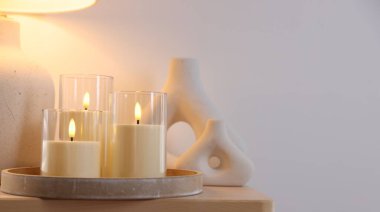 Dekoratif LED mumlar, vazolar ve lambalar kapalı bir masa üzerinde, yakın plan. Metin için boşluk