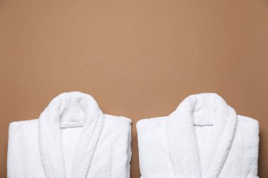 Kahverengi arka planda yumuşak bornoz, düz yatış yeri metin için. Spa ve rahatla