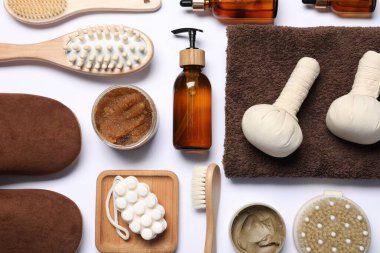 Beyaz arkaplanda temel spa malzemeleriyle düz konum