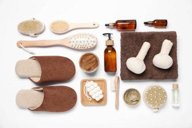 Beyaz arkaplanda temel spa malzemeleriyle düz konum