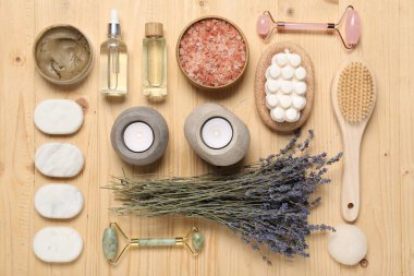 Tahta arka planda temel spa malzemeleriyle düz konum