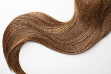 Beyaz arka planda güzel kahverengi saç kilidi, üst manzara