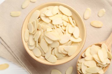 Beyaz masada taze badem taneleri, düz uzanmış.