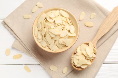 Taze badem taneleri beyaz ahşap masada, düz yatıyordu.