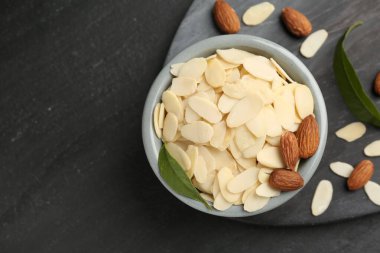 Taze badem gevreği ve fındıklar gri masada, düz yerde. Metin için boşluk