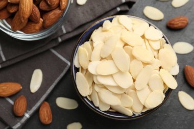 Taze badem gevrekleri kasede ve fındıklar gri masada, düz yatıyordu.