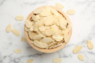 Beyaz mermer masada taze badem taneleri, üst manzara.