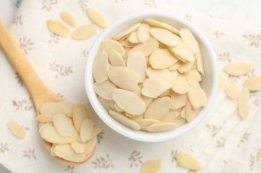 Beyaz masada taze badem taneleri, üst manzara.