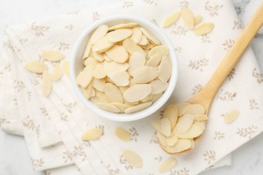 Beyaz masada taze badem taneleri, üst manzara.