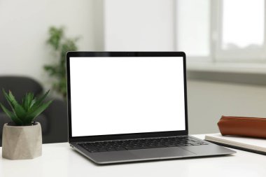 Laptop, dizüstü bilgisayar ve bitki, beyaz masa içinde. Tasarım için model